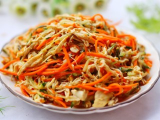 22、酸辣爽口的凉拌鸡丝,超级好吃。