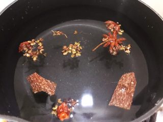 1、冰镇捞汁小海鲜,八角桂皮花椒粒加300克水，煮10分钟后关火等凉透