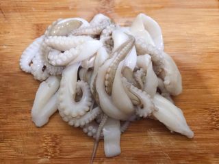 3、冰镇捞汁小海鲜,八爪鱼改刀