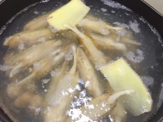 6、冰镇捞汁小海鲜,加入蛏子焯熟