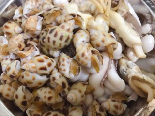 7、冰镇捞汁小海鲜,过凉后捞出沥干水