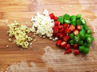 8、冰镇捞汁小海鲜,青红椒切圈，姜蒜切末