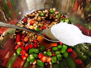 10、冰镇捞汁小海鲜,加入白糖