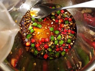 13、冰镇捞汁小海鲜,取100克八角桂皮花椒水拌匀