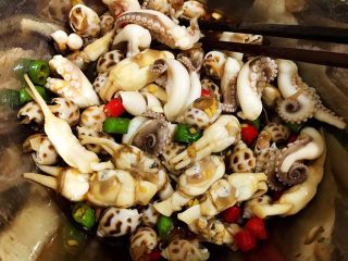 14、冰镇捞汁小海鲜,倒入沥干水的海鲜