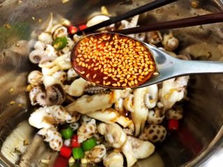 15、冰镇捞汁小海鲜,淋上红油拌匀，放入冰箱密封冷藏2个小时再食用