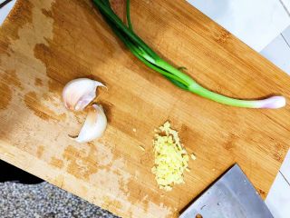 1、夏日凉面,姜蒜洗净切末,葱切粒