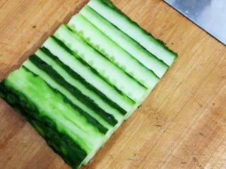 2、夏日凉面,将一根黄瓜????洗净、削皮,切丝。