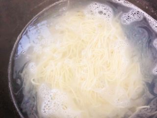 6、夏日凉面,面下锅后,待第一次将面????煮沸腾后,在沸腾状态下继续煮一分钟????即可。