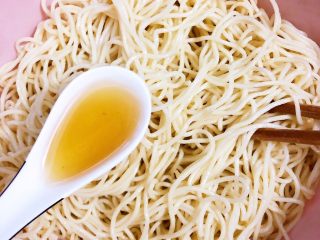 9、夏日凉面,待热油放置冷却后,将油加入冷却后的凉面搅拌均匀。