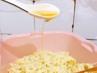 10、夏日凉面,搅拌一次加1汤匙菜籽油,避免加得过多太过油腻。