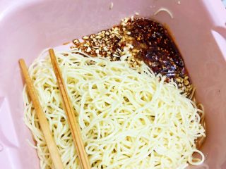 13、夏日凉面,将备用凉面倒入大型容器,方便搅拌;然后依次加入姜末、蒜末、白砂糖、陈醋、生抽、蒸鱼豉油、芝麻香油、花椒油、盐和味精等调味料。