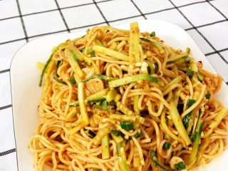 16、夏日凉面,装盘上桌,即可食用。