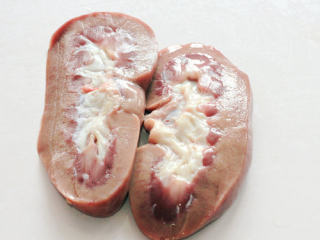 1、美味快手菜-----口水腰花,腰子洗干净，把表面那一层油膜去掉，切成两半