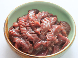 3、美味快手菜-----口水腰花,反面斜切成腰花，放入淡盐水里浸泡半个小时左右以去臊味