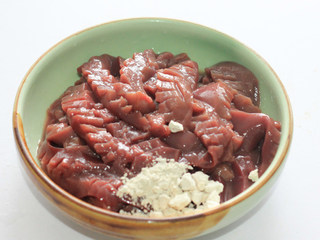 4、美味快手菜-----口水腰花,放入淀粉