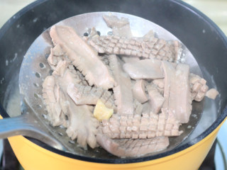 6、美味快手菜-----口水腰花,锅里烧水，放入料酒与少许盐，烧开后，把抓过欠料的腰花下锅里焯水