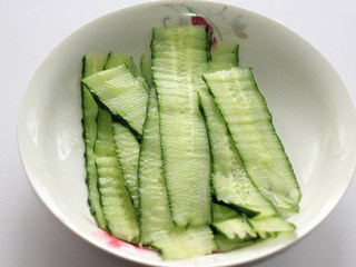 7、美味快手菜-----口水腰花,黄瓜刮成薄片
