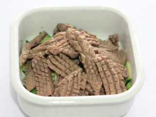 9、美味快手菜-----口水腰花,把沥干水份的腰花放在黄瓜片上