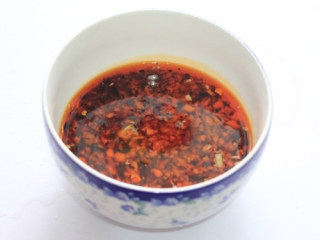 10、美味快手菜-----口水腰花,蒜末倒入辣椒油中，加入盐  味精  花椒油调成调味汁。