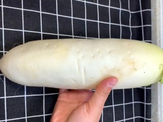 1、爽口白萝卜,准备一根白萝卜