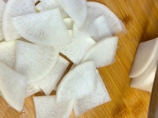 2、爽口白萝卜,将萝卜切成薄片