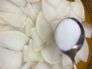 3、爽口白萝卜,加一勺盐拌匀腌制一下