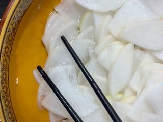 4、爽口白萝卜,倒出多余的水分