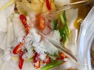 5、爽口白萝卜,腌好的萝卜放葱姜，小米椒，酱油，陈醋，白糖，倒入适量的凉白开