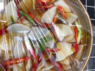 6、爽口白萝卜,盖上保鲜膜放冰箱腌制一个晚上