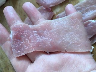 2、糖醋“排骨”【一口一个超级过瘾】,尽量切的薄一点，切成长条形