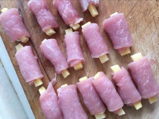 4、糖醋“排骨”【一口一个超级过瘾】,用猪肉片卷上土豆条，卷紧，可以放一点湿淀粉粘一下，切掉头部多余的土豆。