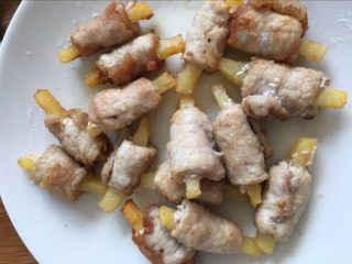 8、糖醋“排骨”【一口一个超级过瘾】,炸好捞出