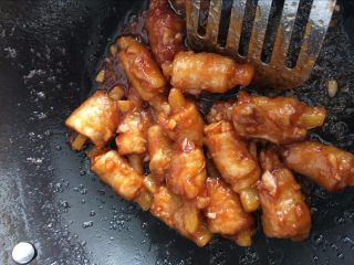 15、糖醋“排骨”【一口一个超级过瘾】,快速翻炒后出锅。