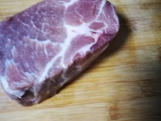 1、咕咾肉,洗净猪梅肉一块。