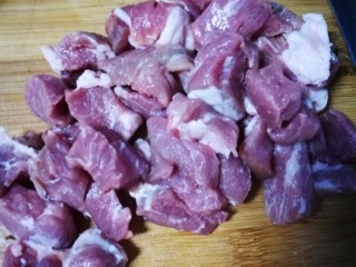 2、咕咾肉,把肉切小块，不是切丁，要比丁大。