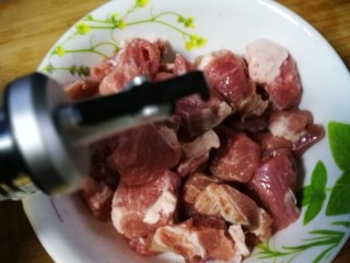 3、咕咾肉,加入少许料酒。