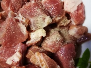 4、咕咾肉,加入适量盐胡椒粉。