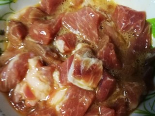 5、咕咾肉,再加入一个鸡蛋用手抓匀腌制待用。