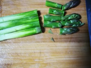 6、咕咾肉,最好用青椒一个切小块，（因为家里大小爷不爱青椒，无奈用芦笋替代）芦笋去老皮切小段。