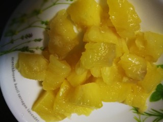 7、咕咾肉,菠萝切块（请忽略颜值，今天去水果店买，老板说菠萝不是太好太熟了，三元真心便宜抱回一个，结果几乎不能用，硬是凑合了这一点????）