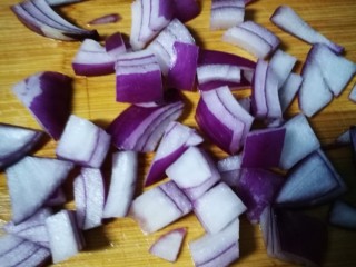 8、咕咾肉,洋葱切小块。