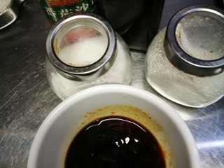 9、咕咾肉,准备糖醋酱汁，大约两勺番茄沙司，三勺醋，糖可以多加点。混合一起调成汁，没有数的可以尝下味道酌情增减。