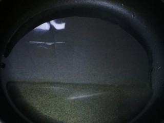 11、咕咾肉,锅里加入适量油，要多点。（我用的是小平底锅，逐个炸）