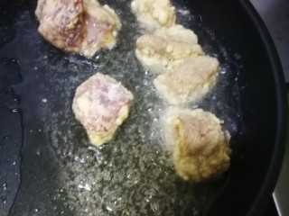 12、咕咾肉,油温至七成热，下肉块炸。（第一次炸只要两面微黄就可以了）