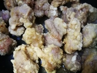 13、咕咾肉,逐个炸好后，再全部倒入复炸一次。