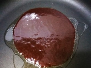 15、咕咾肉,锅里少许油（用底油也可以），下刚才调制的酱汁熬一下。