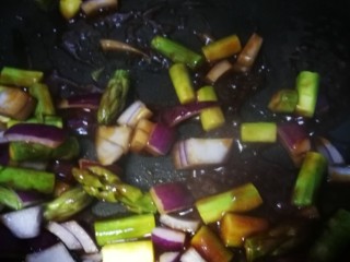 16、咕咾肉,下芦笋洋葱翻炒。