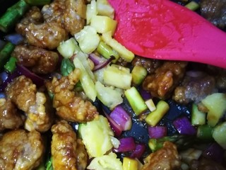 17、咕咾肉,倒入炸好的肉块和冬笋丁（冬笋丁可不加，因为我是多余一点就胡乱加了哈????）翻炒几下，让酱汁包裹上肉肉就OK啦。