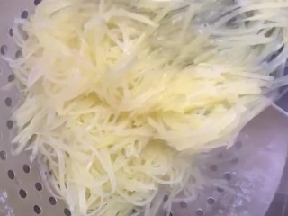 5、炝拌土豆丝,捞出过凉